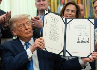Trump firma la ley que destina 70.000 millones de dólares al control de la inmigración