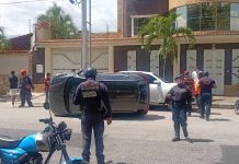 Tremendo susto pasaron tres personas tras el vuelco de vehículo en San Jacinto Según los primeros testimonios, una conductora que transitaba por la zona impactó de manera inexplicable contra el automóvil, provocando que el carro quedara volcado sobre la vía. Las causas del hecho aún no han sido precisadas por las autoridades, que mantienen las averiguaciones correspondientes.
