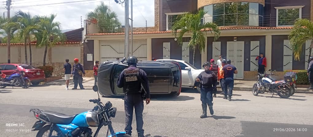 Tremendo susto pasaron tres personas tras el vuelco de vehículo en San Jacinto elsiglo.com.ve