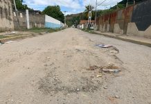 Entre huecos y escombros viven vecinos de El Tierral