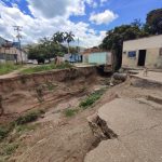 Vecinos de La Chapa claman por solución a enorme socavón