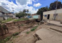 Vecinos de La Chapa claman por solución a enorme socavón