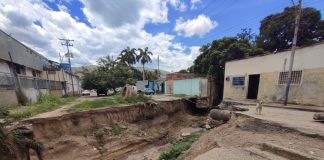 Vecinos de La Chapa claman por solución a enorme socavón