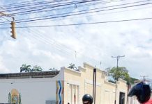 Herida funcionaria en accidente vial en el centro de Maracay Conductores y peatones que transitaban por la zona informaron que el hecho ocurrió específicamente en la intersección semaforizada de la calle Páez con la avenida Bermúdez, específicamente a la altura de Altos Estudios.