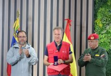 Venezuela condecora a 150 españoles que han ayudado en labores de rescate tras terremotos