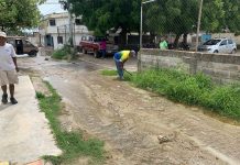 Un riachuelo de aguas blancas inunda la comunidad de Paraparal