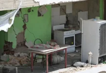 Cicpc detiene a dos individuos por saquear casas tras el sismo Tras su captura, ambos fueron verificados en el Sistema de Investigación e Información Policial (Siipol), donde se confirmó que González Castellanos registra dos solicitudes activas emitidas por los Tribunales Tercero y Quinto de Primera Instancia en Funciones de Control del estado La Guaira, por los delitos de hurto, agavillamiento y arrebatón. Asimismo, presenta antecedentes por comercio y distribución de sustancias estupefacientes y psicotrópicas, y lesiones personales.