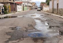 Aguas negras afectan a los vecinos de la calle Salón