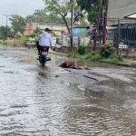La calle 17 se convierte en una laguna cuando llueve