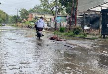 La calle 17 se convierte en una laguna cuando llueve