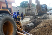 Sustituyen colectores de cloacas en la calle Sabana Larga Al respecto, Héctor Ramírez, director de Aguas Servidas del municipio Sucre, explicó que en este sector se están colocando "una tubería de 12 pulgadas que anteriormente era de 10 pulgadas, lo que llamamos la calle Sabana Larga, que es la más larga del municipio Sucre. Ya hemos metido más de 1500 metros lineales de tuberías de 12 pulgadas con una profundidad de más de 5 metros", agregó.