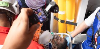 Rescatan a Hernán Gil tras ocho días bajo los escombros de un edificio en La Guaira