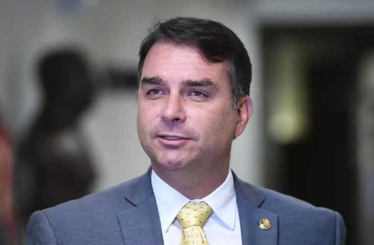Flávio Bolsonaro reivindica el legado de su padre al lanzar su candidatura Flávio Bolsonaro reivindica el legado de su padre al lanzar su candidatura