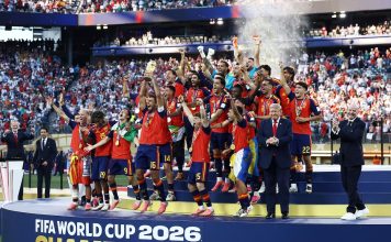 España Campeona del Mundo Ferran metió el gol de Iniesta, el que como el manchego dieciséis años antes, en Johannesburgo, saca a la calle a todo un país que se identifica con una idea. Por juego y actitud, por no convertir cada disputa en una batalla, como quería Argentina, la Roja es una justa campeona, un equipo que ha dejado por el camino a Portugal, Bélgica, Francia y, en el último momento, al hasta ahora rey del torneo.