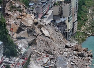 Un deslizamiento de tierra en el centro de China deja desaparecidos y 1.100 evacuados Un deslizamiento de tierra en el centro de China deja desaparecidos y 1.100 evacuados