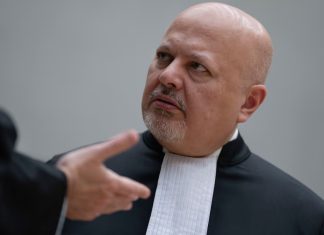 Países de CPI destituyeron a Khan por presunta conducta sexual indebida La presidenta de la Asamblea de los Estados Partes, la diplomática finlandesa Päivi Kaukoranta, señaló en la clausura de la sesión, en la sede de Naciones Unidas, que el organismo determinó que Khan incurrió en una "falta grave" y un "grave incumplimiento de sus deberes" conforme al artículo 46 del Estatuto de Roma, por lo que acordó retirarlo del cargo.