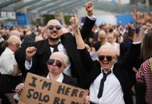 22,000 fans de Pitbull logran récord Guinness con calvas falsas 22,000 fans de Pitbull logran récord Guinness con calvas falsas