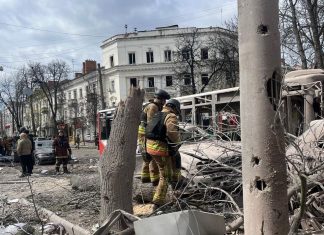 Cinco muertos y treinta heridos en un ataque ruso con bombas aéreas en Sumi Cinco muertos y treinta heridos en un ataque ruso con bombas aéreas en Sumi
